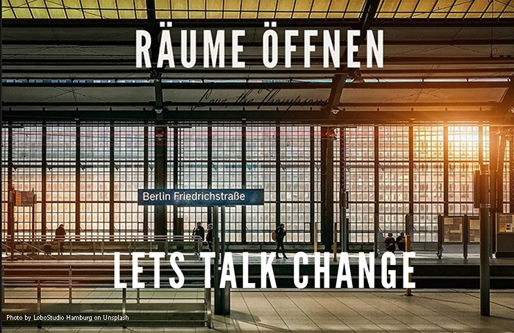 Foto einer Bahnhofshalle mit der Aufschrift "Räume öffnen - Let's talk change"