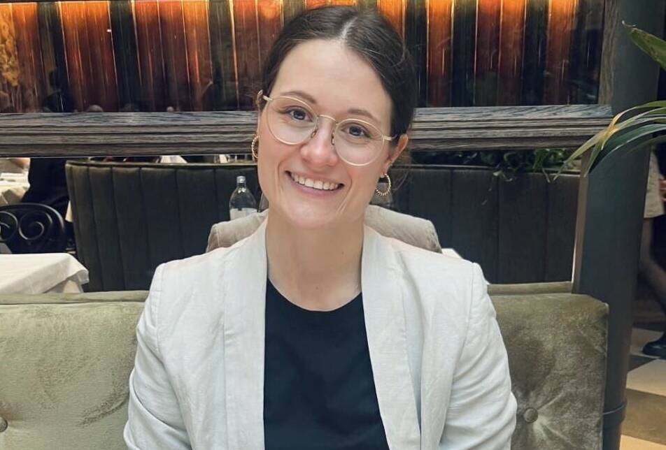Michelle Fritz trägt eine Brille und ein weißes Jackett