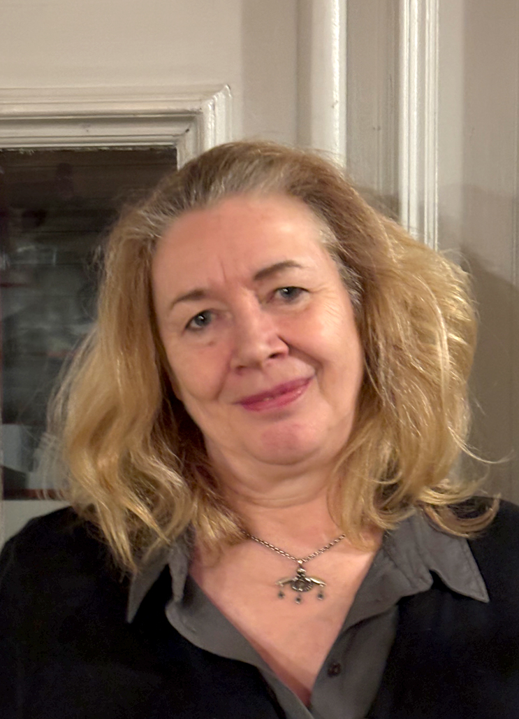 Susanne_Gross_NK SusanneGross hat lange blonde Haare und trägt eine Kette mit einem Anhänger